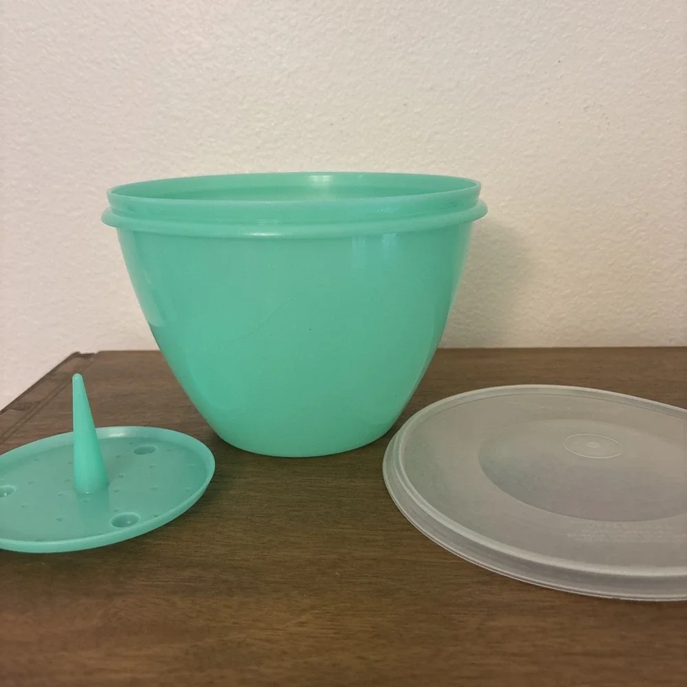 Vintage Tupperware Crisp-It Lettuce Keeper Green 679-1 with Spike Insert and Lid